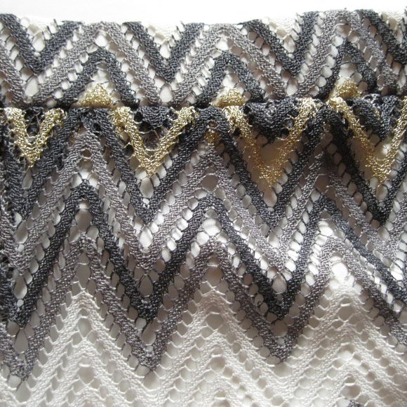 one5one Gold and White Zigzag Lace Shorts - Picture 4 of 7